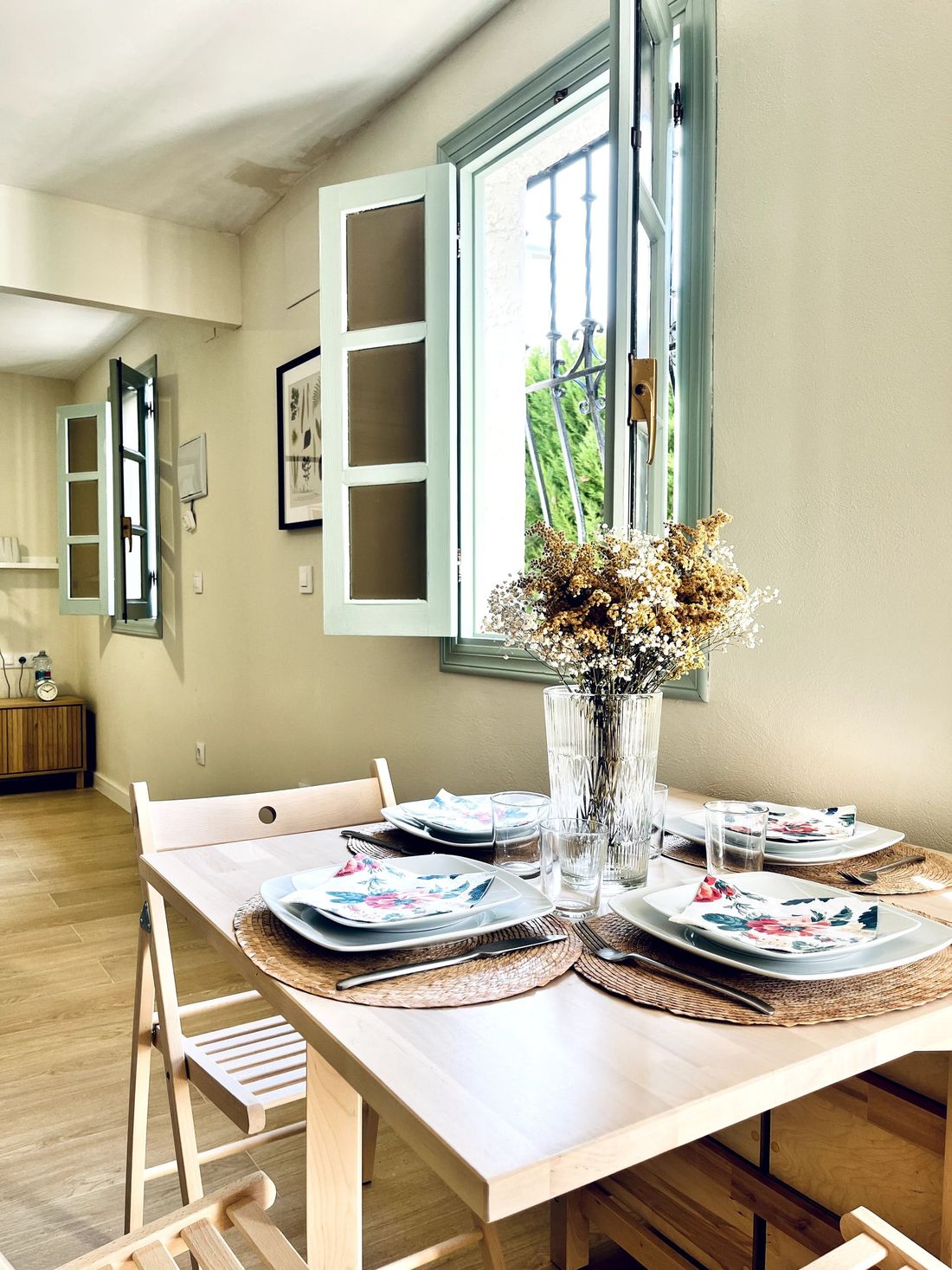 Comedor de Le Chic Garage con la mesa preparada para recibir huéspedes